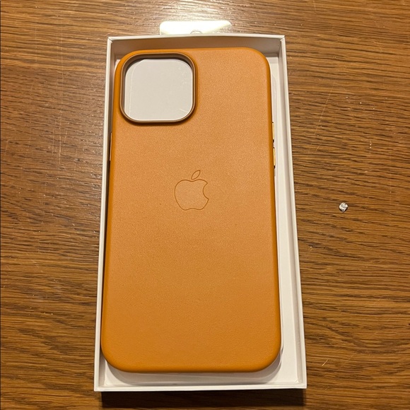 NWT iPhone 13 Pro Leather Case with MagSafe - Golden Brown - Picture 3 of 3